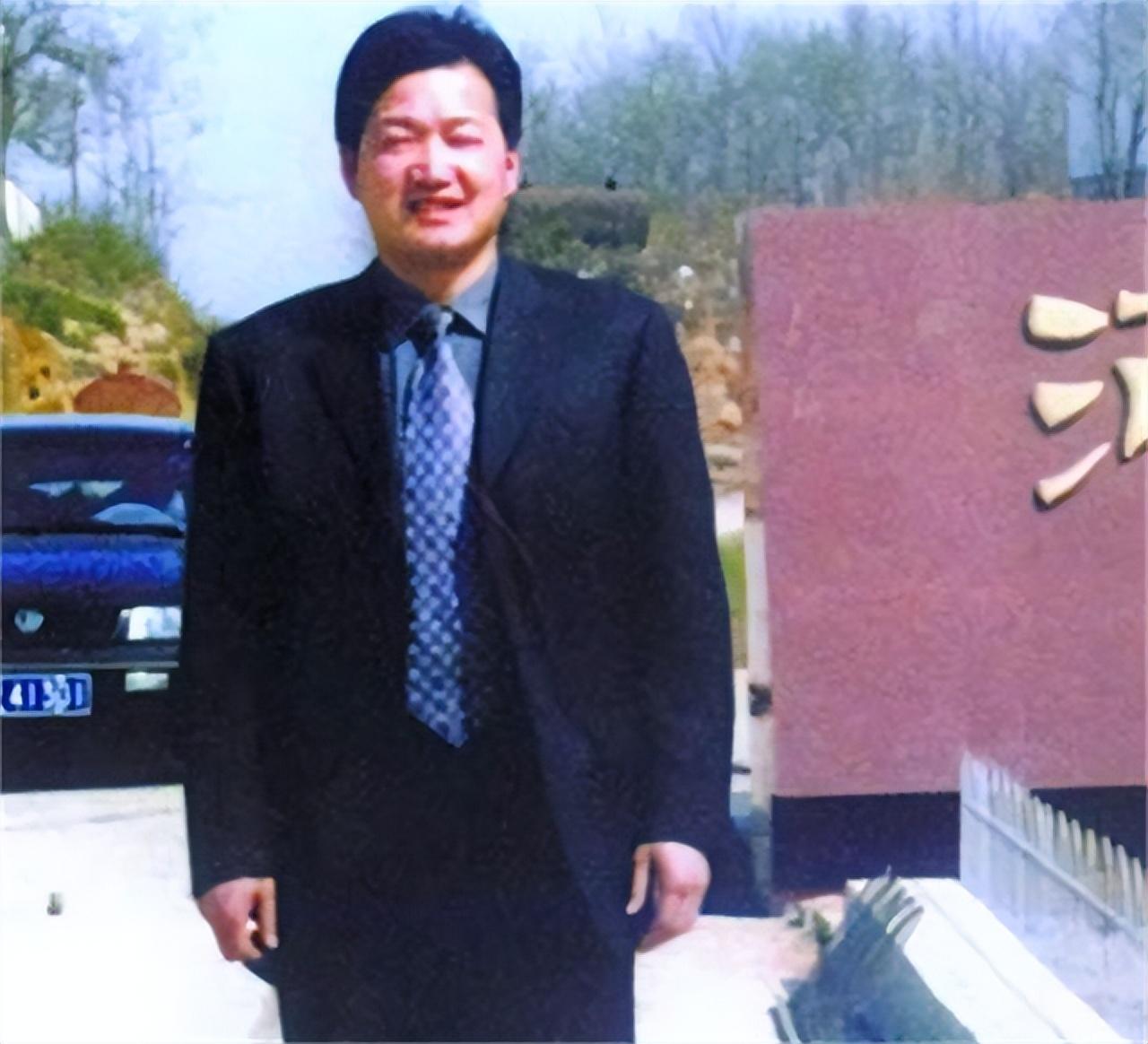 尽管父母和家人不再反对,可是刚刚工作两年,又才结婚的秦英林夫妻俩