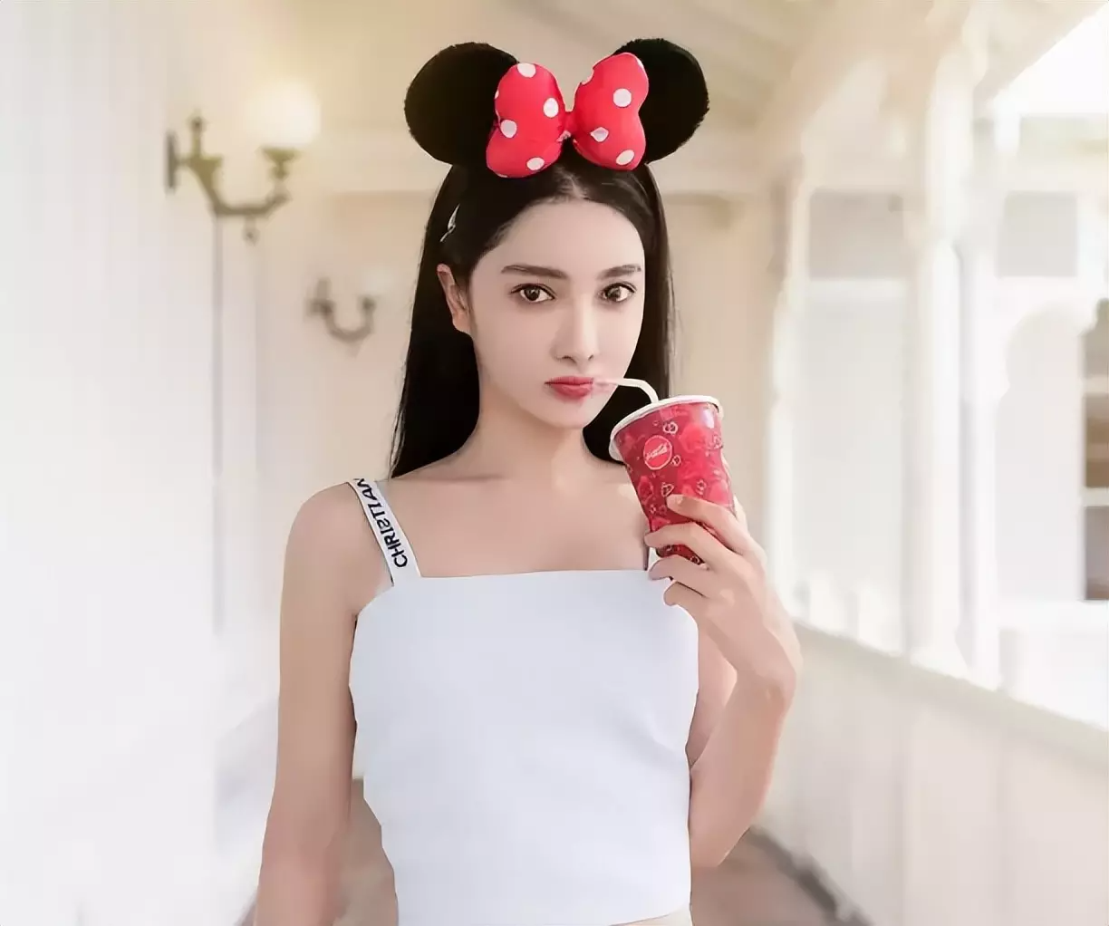 "气质女星"任娇裸体坠楼而亡,年仅28岁的她,到底经历了什么