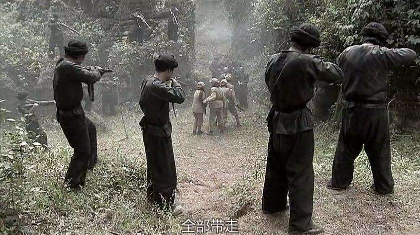 1950年,湘西土匪抢军车,带队排长壮烈牺牲,女文工团员被掠走