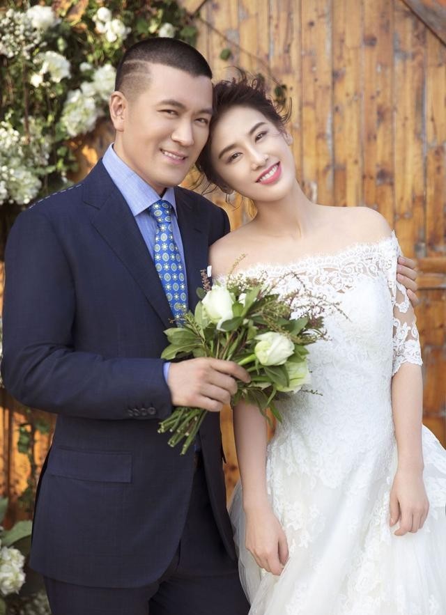 两亿零花钱不好拿?黄圣依被老公强行直播,满脸是汗也得强扯笑容