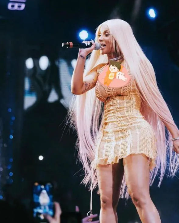 cardib不穿内裤演出引争议!贫民窟的骄傲,如今却毫无下限博眼球