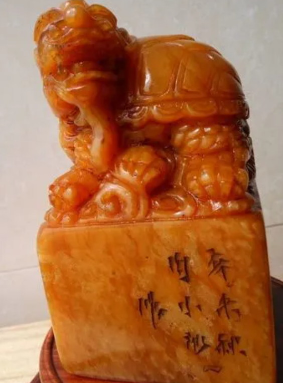 2010南京一位大爷捡到一块绿冻石,定价500万,至今也没成功卖掉