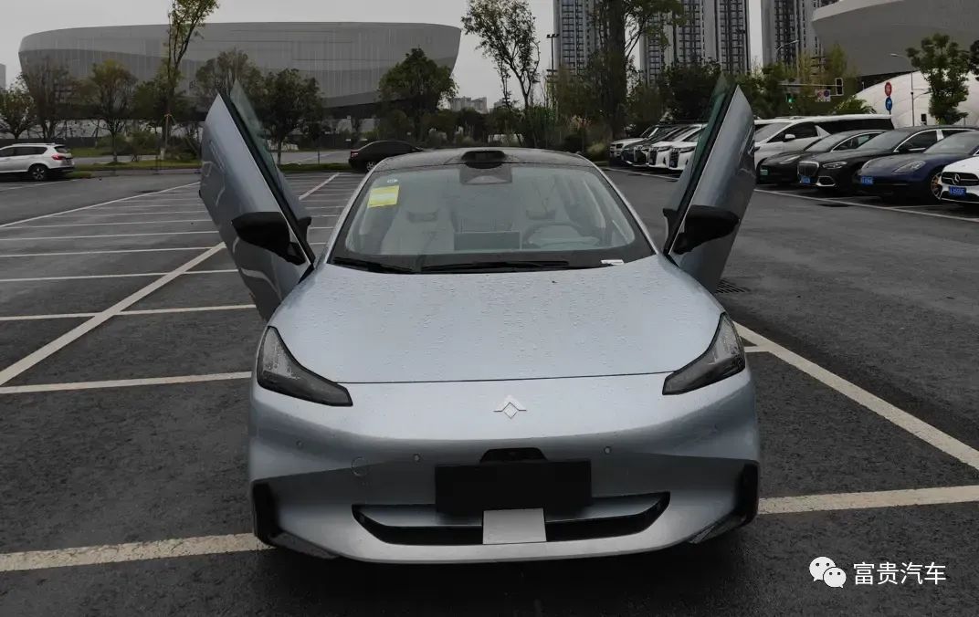 21万起,剪刀门纯电动轿跑,充电15分钟可跑450km,加速仅4.9秒