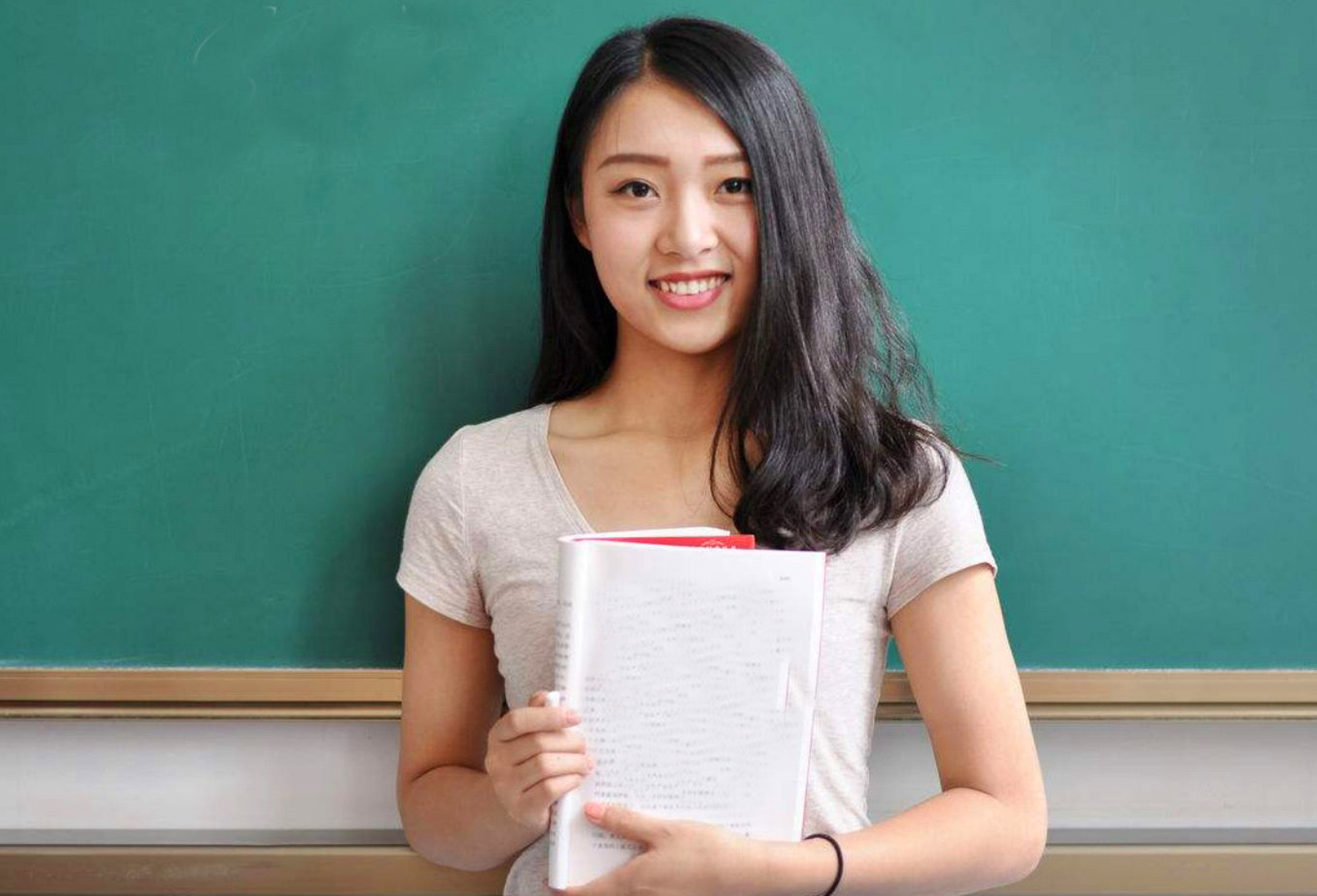 班上的"美女"数学老师新的学期开始,九年级1班迎来了一位新的数学老师
