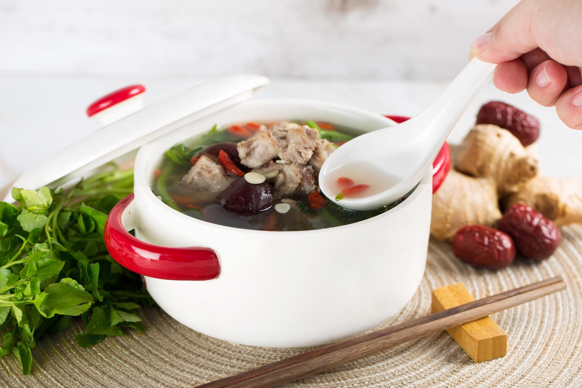 冬季专属养生汤,滋补养颜,清肝明目,每天一碗,身材好气色佳