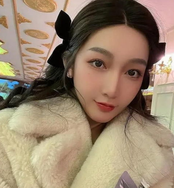 都美竹消失一天后发文心碎痛哭,暗指因第三方压力不得不和解