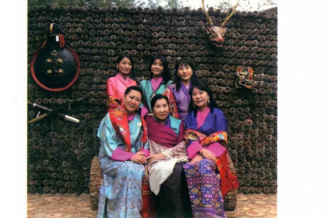 辛格·旺楚克出生于不丹王室家庭,父亲是不丹国王三世,母亲是锡金公主