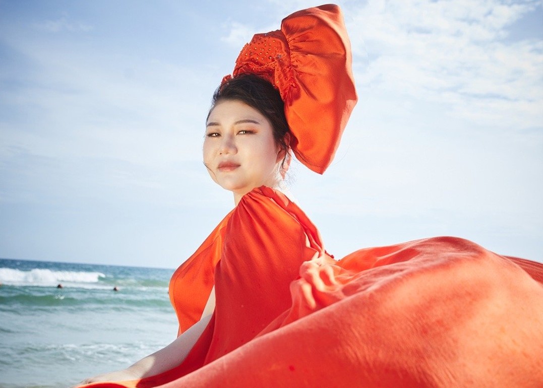 绝了!王嘉尔穿红色西服"情侣装"走红毯,竟然和她撞衫