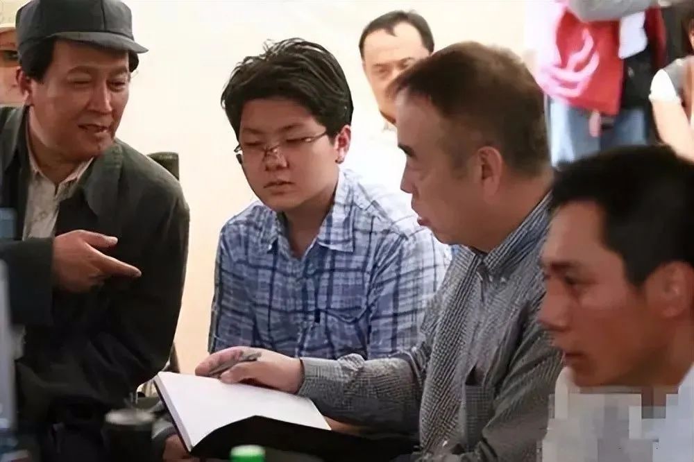 唐英涵是唐国强藏了26年的儿子,穿西装强扮斯文被路人暴露身份!