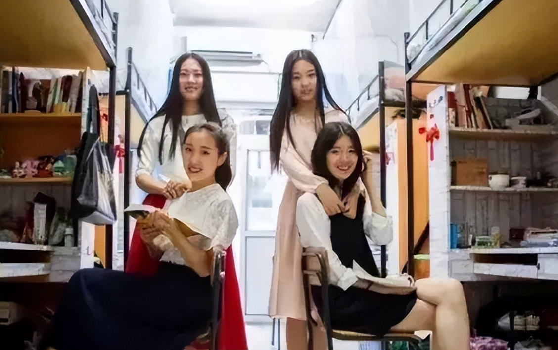 女大学生晒寝室照片,家长看后很生气,意外发现零花钱的去向