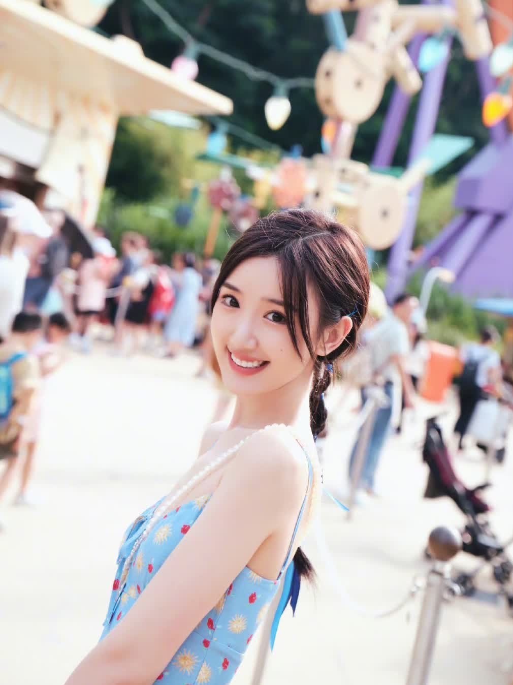 毛晓彤俏皮现身游乐园蓝色连衣裙减龄有余笑容满满