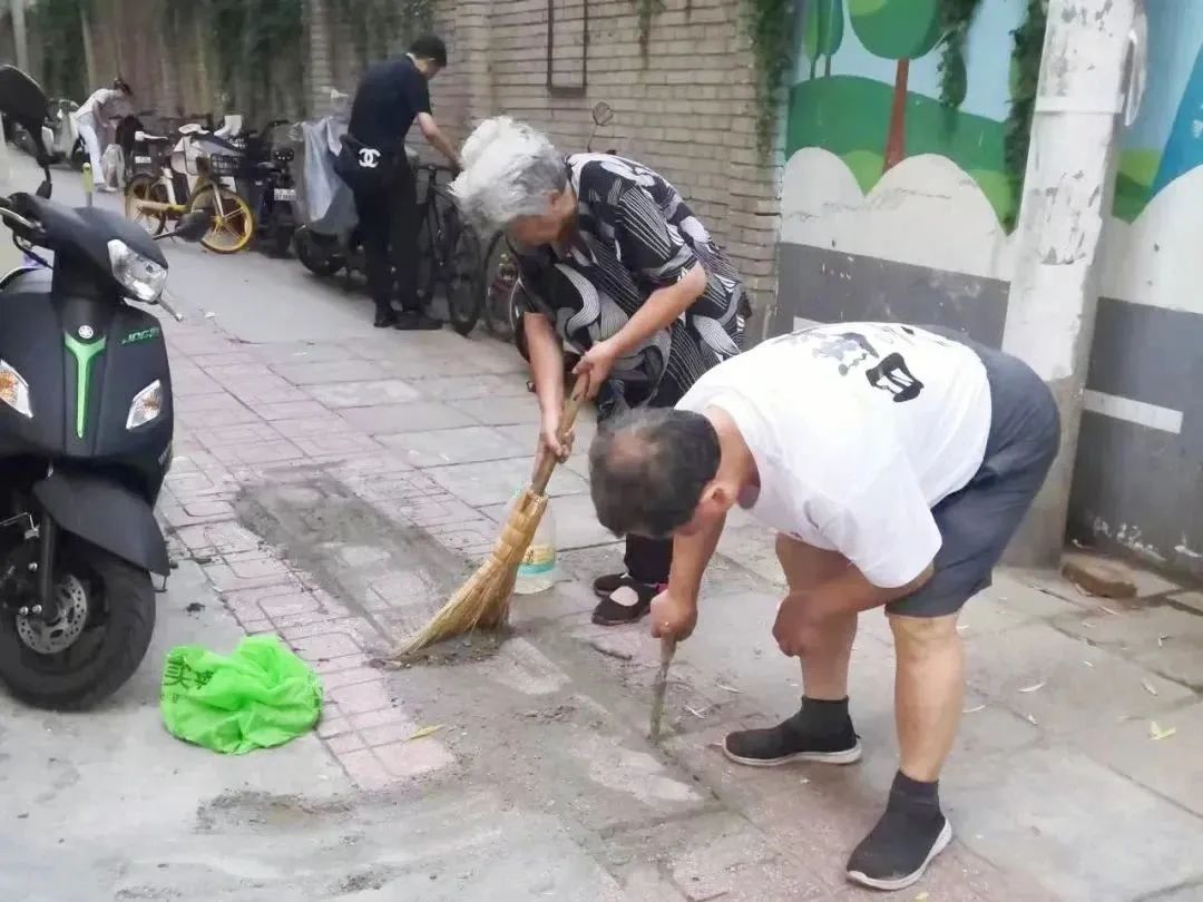 好邻居义务修路2小时 居民的烦心路变成暖心路