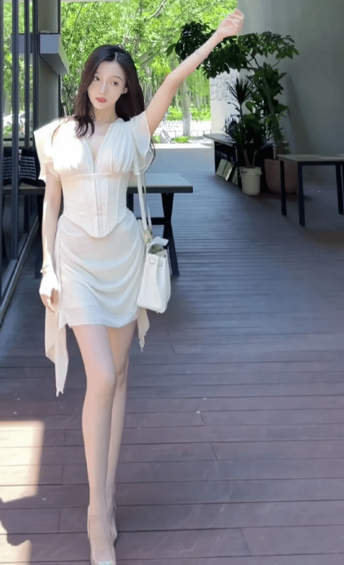 李现新恋情疑曝光?女方被扒是离婚带娃女网红