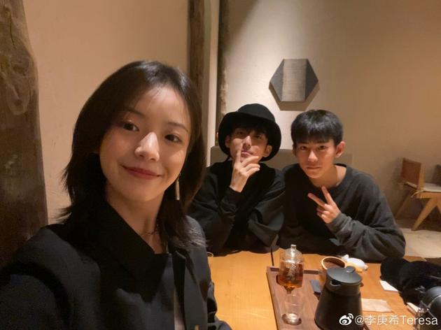 娱乐合集!佟丽娅分享百花奖后台花絮照 郭子凡李庚希刘家祎聚会