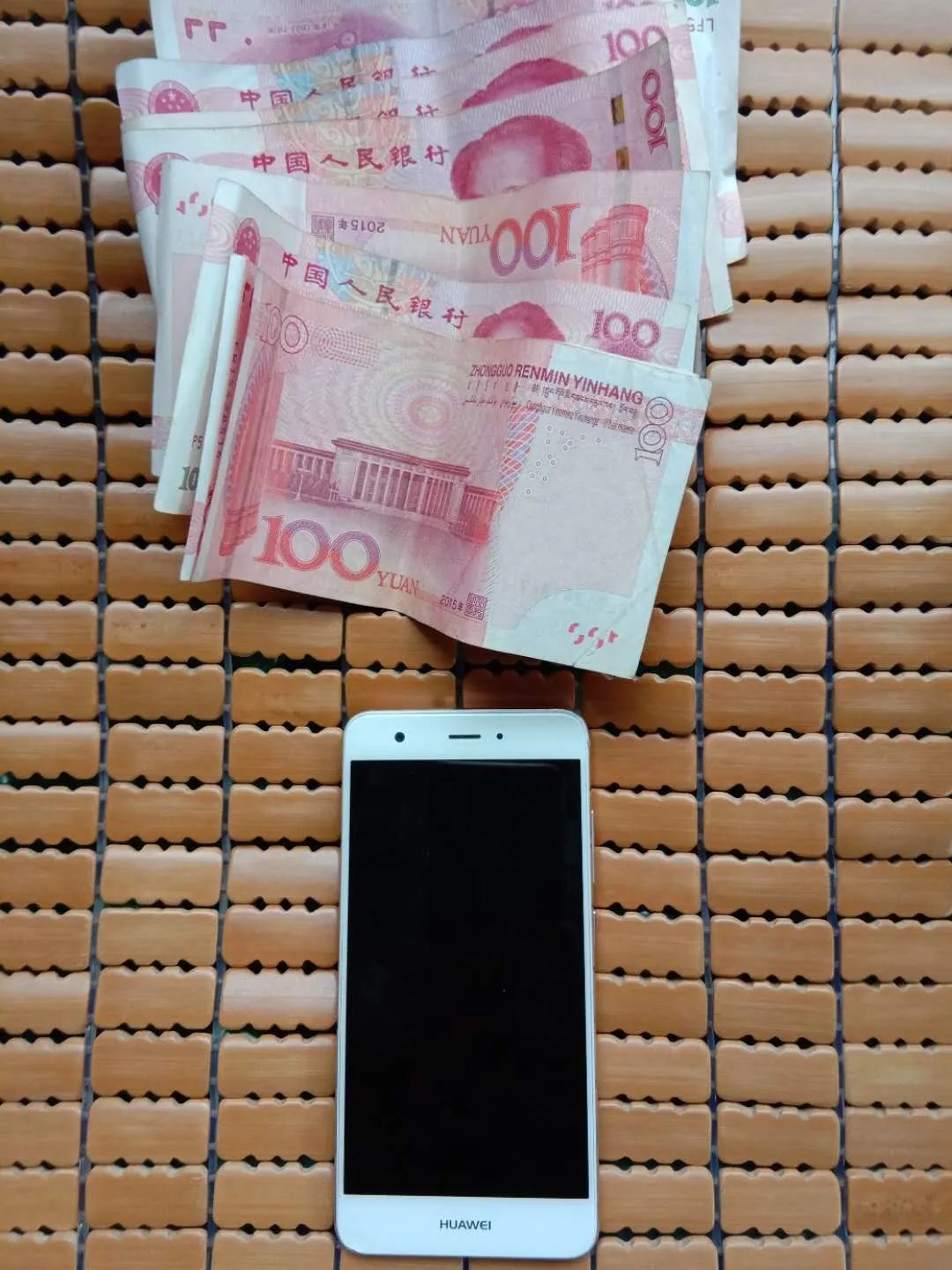 谁的手机和钱掉公交车上啦?急寻!