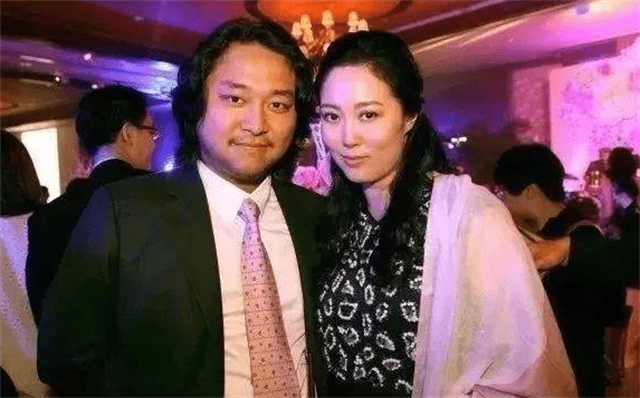 回顾:赢了弟弟接手百亿家产,却为嫁小十几岁男友,40岁还生两子