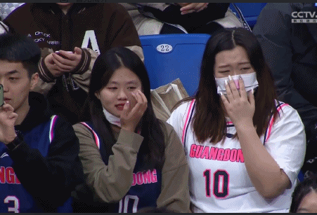 赵睿崴脚,女球迷心疼得落泪!广东10号真硬汉,上场后一条龙2 1