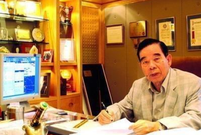 郑裕彤表现得异常镇静,周大福那时还没有像如今这般