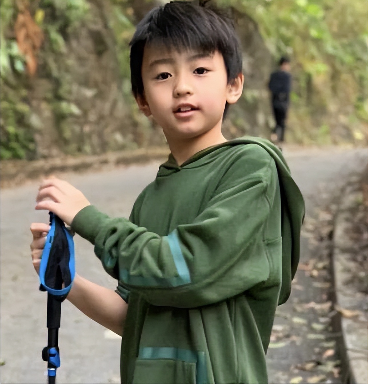 lucas留胡须撞脸周杰伦!谢霆锋带长子同游,疑与张柏芝关系缓和