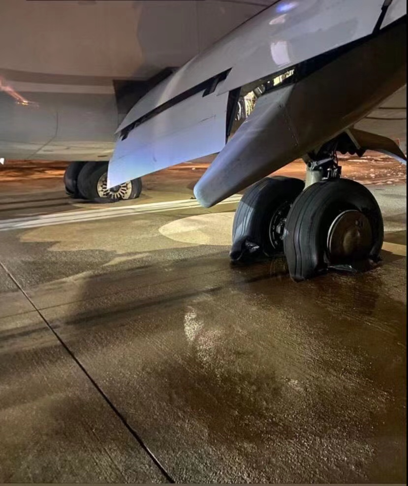 波音又出事!土航737客机降落时4条轮胎爆裂,起落架起火!