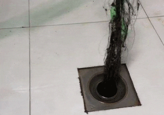 家里下水道被油污堵住了别往里面倒热水危害太大了试试这一招立马疏通
