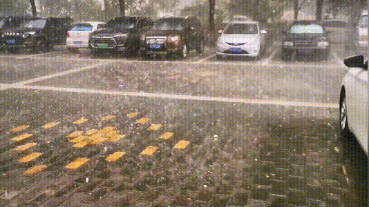 周一,渭南城区遭遇极端天气 一时间狂风骤雨加冰雹 大自然强大的破坏