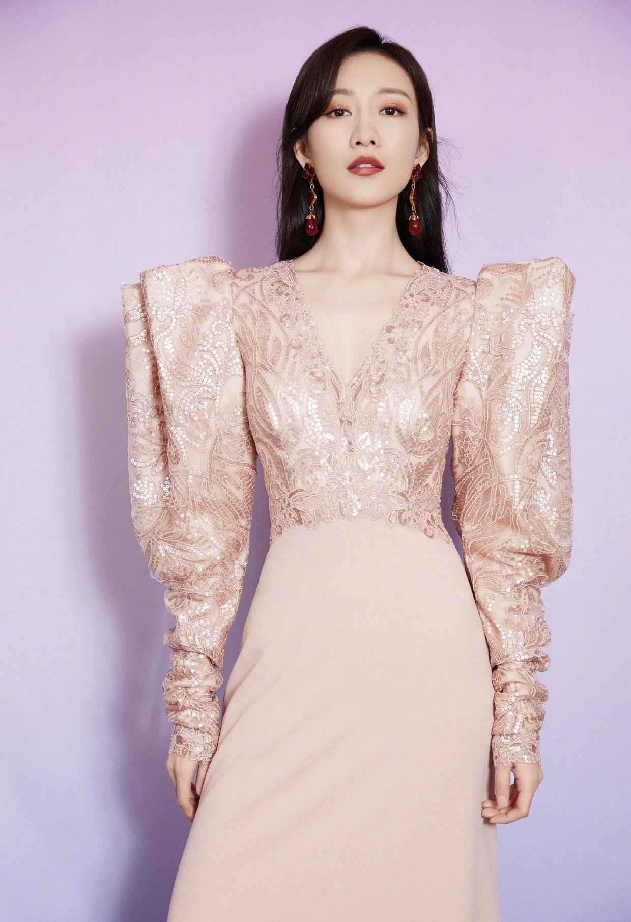 王鸥真"放得开",穿蕾丝白裙大玩纯欲风,这腿小姑娘都羡慕