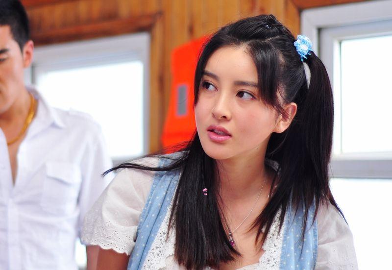 内江首富李华:23岁辞职经商,现如今身家700亿,还娶了女明星