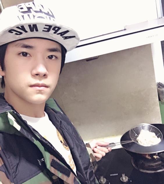 参观易烊千玺住的豪宅,装修跟普通人家一样,全屋只有大白墙