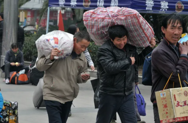 感动中国的春运母亲图片