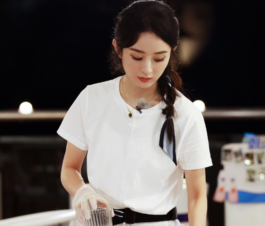 2021年,赵丽颖离婚后首次在《中餐厅》里现身.