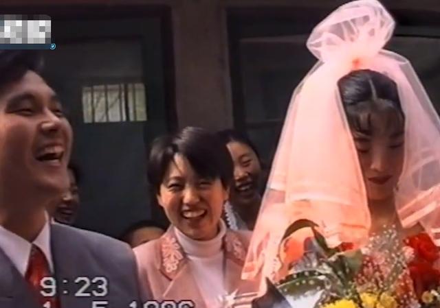 山东小伙晒父母1996年结婚的录像:爸妈恋爱七年结婚