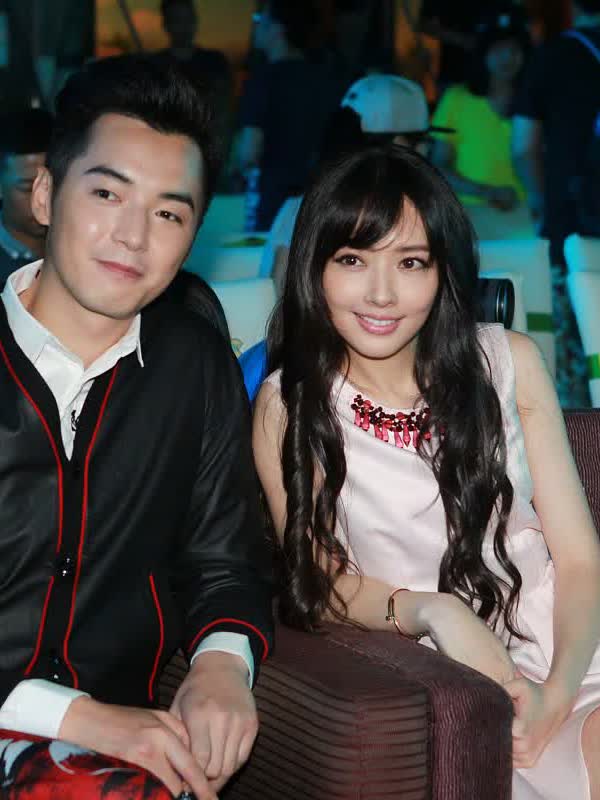 郭碧婷颜值巅峰期?与金世佳同框清纯美丽惊艳众人!-度小视