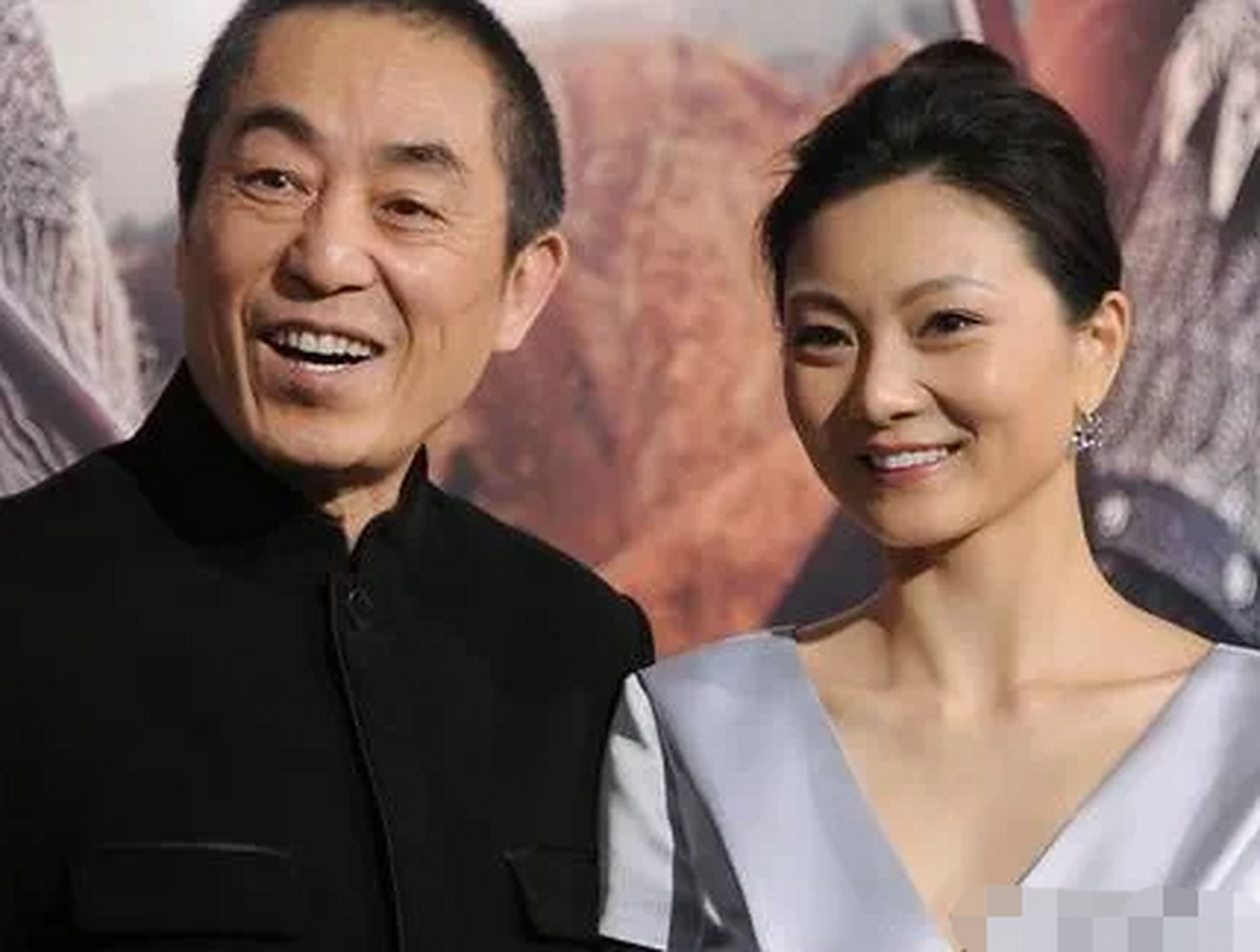 2001年,19岁的嫩模王海珍和51岁的张艺谋一起去国外工作,工作后两人一