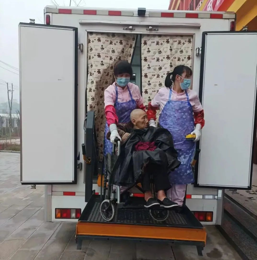 老人在助浴车上享受助浴服务# 为老人理发启动仪式现场服务此次化动