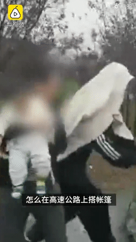 热点|高速追尾后一车人竟现场摆桌吃饭！交警怒了：这是在玩么？