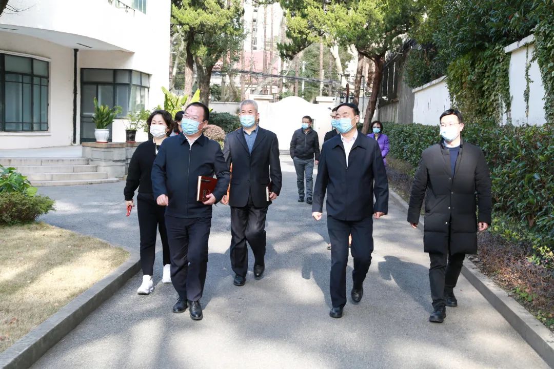 王霄汉调研市工商联经济发展服务中心