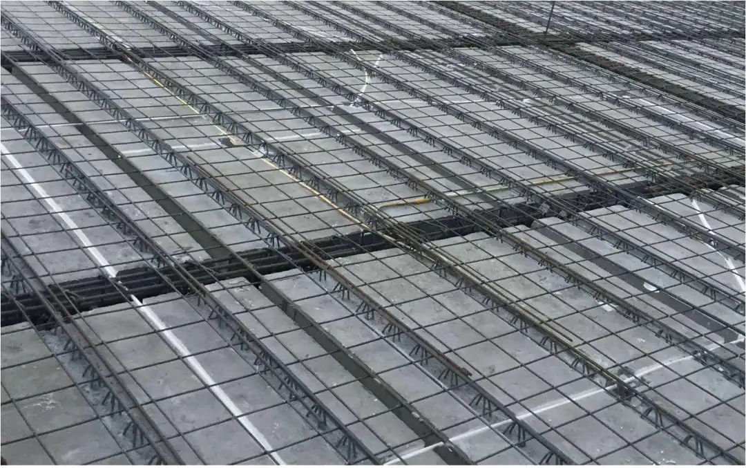 若设计形成连续板,在板跨受力方向宜配置Φ8-10@150-200钢筋,通常布置