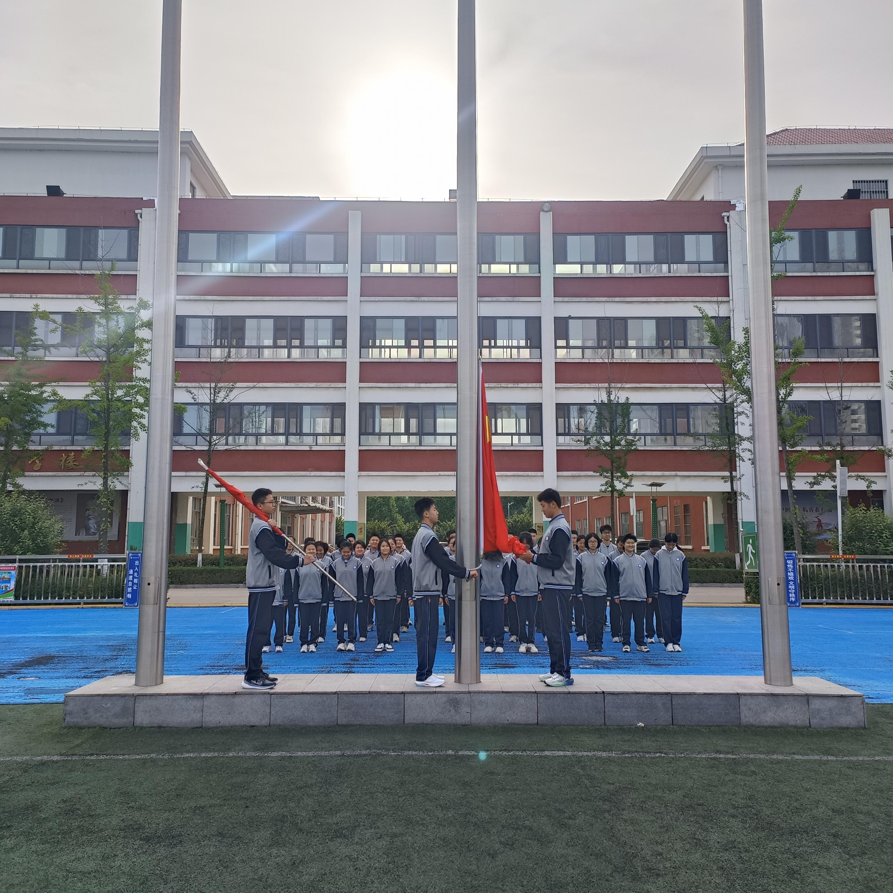 临沂实验中学北校区举行"心怀感恩 与爱同行"母亲节升旗仪式