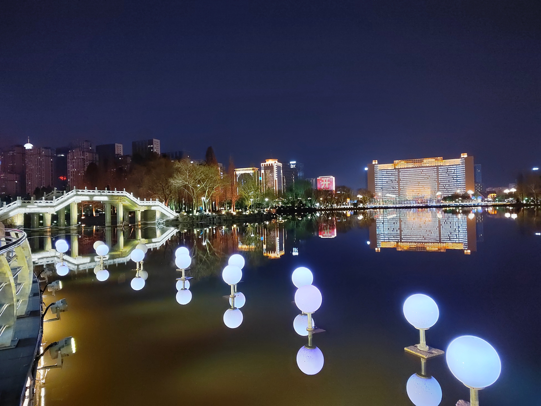 临沂五洲湖公园夜景图片