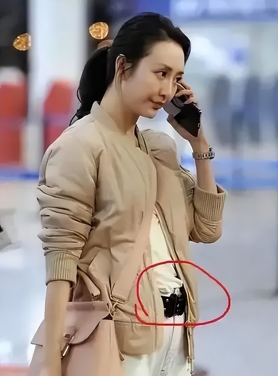 机场偶遇王鸥素颜仍不失风韵网友说两个月后小孩就要出生啦