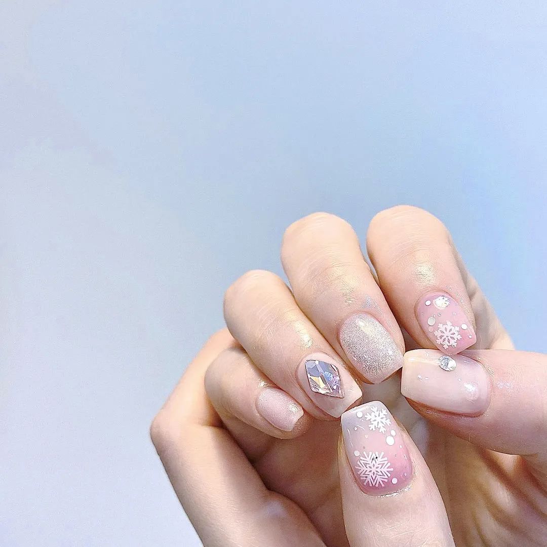 冬天做款雪花美甲,唯美又浪漫