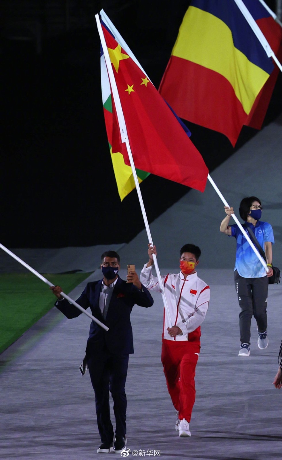 英姿飒爽!东京奥运会闭幕 中国代表团旗手苏炳添手擎国旗入场