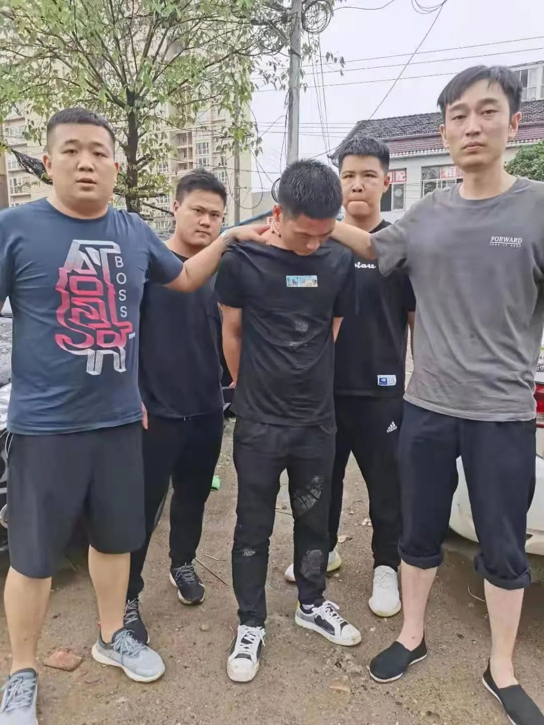 津市公安快速破获系列砸车窗玻璃盗窃车内财物案