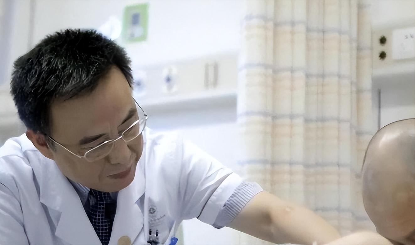 回顾折叠人李华骨头被敲断4次植入22颗钢钉如今重获新生