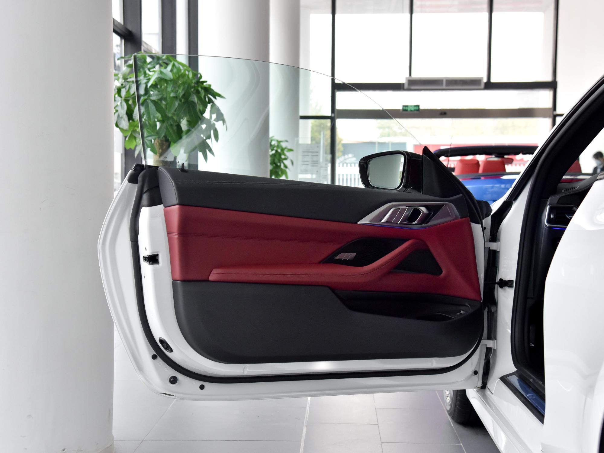 宝马4系车门使用了无框的设计,这门一开一关,你就是整条街的聚焦点.