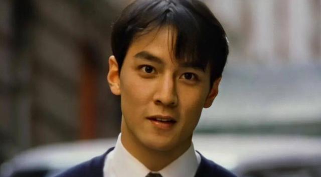 48岁的吴彦祖皮肤黝黑留着两撇小胡子看起来好像赵本山