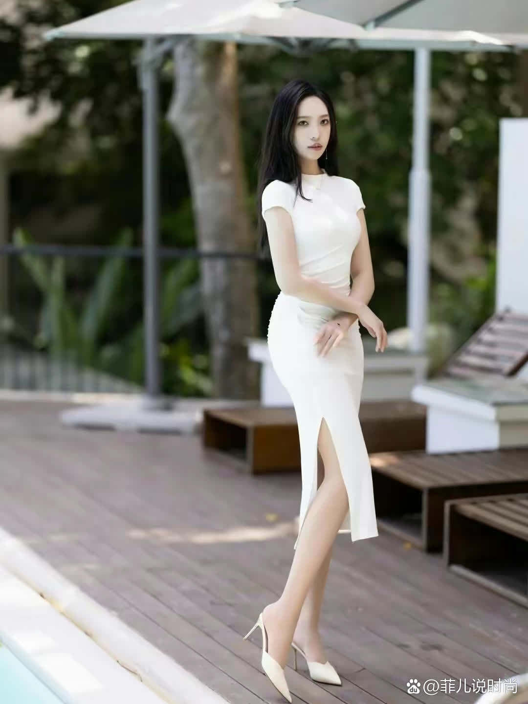 白色开叉连衣裙,搭配高跟鞋,让女强人气质脱颖而出!