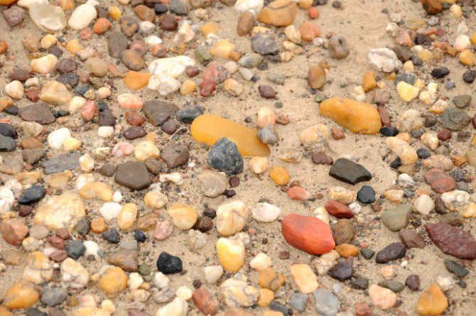 在戈壁滩真的可以捡到玉石吗?新疆盛产玉石种类大盘点!