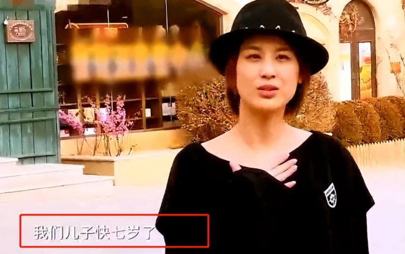 黄圣依与幼子单独约会,小腹隆起疑怀三胎,网友指责偏心逼其打胎